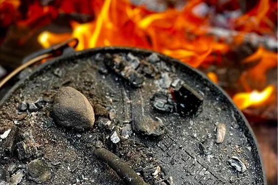 Stor pande over flammerne fra et bål