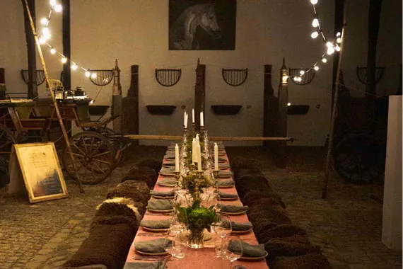 Lange borde dækket op til teamcooking i en stor tipi