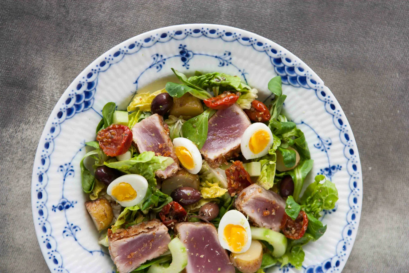 Salat med tun, æg og bønner i en musselmalet skål
