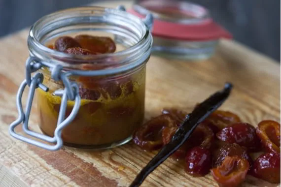 Hjemmelavede kager og snacks i net med en lille flaske cava