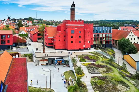 Maltfabrikkens røde facade i Ebeltoft set fra luften