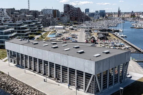 Aarhus Internationale Sejlsportscenter set fra luften ved havnen